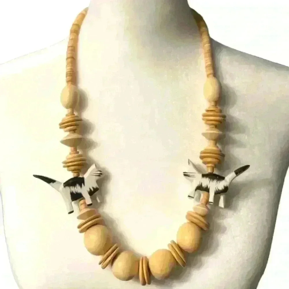 Kitschy cute *maybe 90s vintage* beaded cat statement necklace hand carved